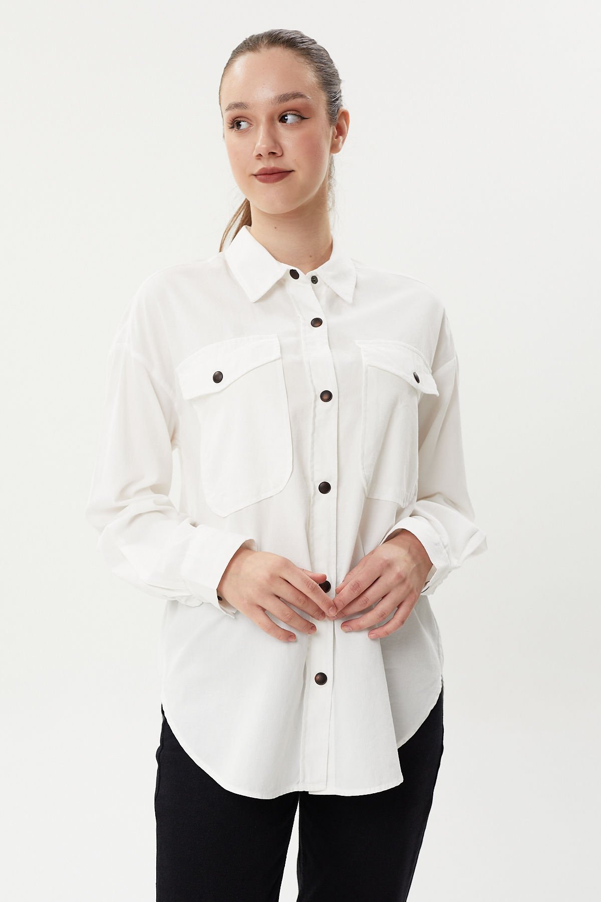 BG 824 Çift Cepli Çıtçıtlı İnce Fitilli Oversize Kadın Kadife Gömlek Beyaz