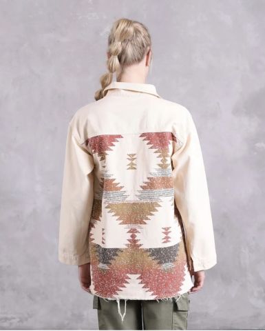 AST 1603 Kilim Desenli Cep Detaylı Uzun Kadın Kot Ceket Bej